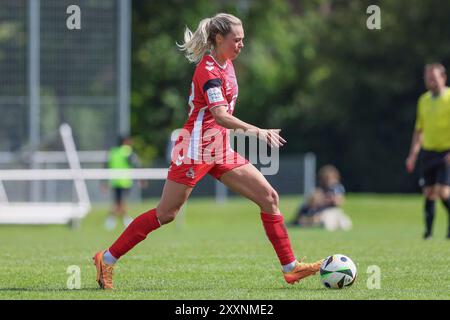 v.li.: Janina Hechler (1. FC Köln, 28) am Ball, Einzelbild, Ganzkörper, Aktion, Action, Spielszene, 25.08.2024, Münster (Deutschland), Fussball, Testspiel Frauen, SV Werder Brema - 1. FC Köln Foto Stock