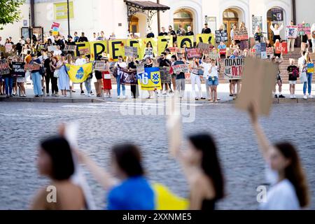 Kiev, Kiev, Ucraina. 25 agosto 2024. Protesta Azovstal libera di familiari e amici di soldati tenuti in prigionia dalla Russia. I soldati si arresero alla Russia il 20 maggio 2022 per salvare vite umane presso le opere di ferro e furto di Mariupol. Alcuni sono stati rilasciati, molti sono ancora detenuti in prigionia russa. Con la recente cattura di molti coscritti russi a Kursk, la speranza per gli scambi di prigionieri di guerra è in aumento. Foto Stock