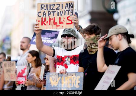 Kiev, Kiev, Ucraina. 25 agosto 2024. Protesta Azovstal libera di familiari e amici di soldati tenuti in prigionia dalla Russia. I soldati si arresero alla Russia il 20 maggio 2022 per salvare vite umane presso le opere di ferro e furto di Mariupol. Alcuni sono stati rilasciati, molti sono ancora detenuti in prigionia russa. Con la recente cattura di molti coscritti russi a Kursk, la speranza per gli scambi di prigionieri di guerra è in aumento. Foto Stock