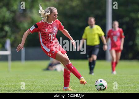 v.li.: Janina Hechler (1. FC Köln, 28) am Ball, Einzelbild, Ganzkörper, Aktion, Action, Spielszene, 25.08.2024, Münster (Deutschland), Fussball, Testspiel Frauen, SV Werder Brema - 1. FC Köln Foto Stock