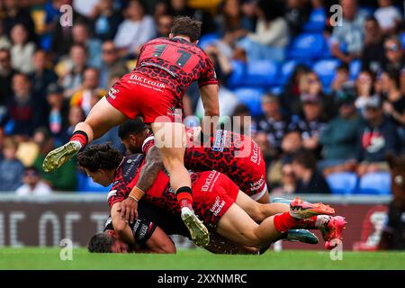 Wimbledon, Regno Unito. 25 agosto 2024. Leigh Leopards fa un tackle durante la partita Betfred Super League Round 23 Londra Broncos vs Leigh Leopards a Plough Lane, Wimbledon, Regno Unito, 25 agosto 2024 (foto di Izzy Poles/News Images) a Wimbledon, Regno Unito, il 25/8/2024. (Foto di Izzy Poles/News Images/Sipa USA) credito: SIPA USA/Alamy Live News Foto Stock