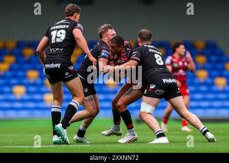 Wimbledon, Regno Unito. 25 agosto 2024. Matt Davies dei London Broncos è placcato durante il Betfred Super League Round 23 match London Broncos vs Leigh Leopards a Plough Lane, Wimbledon, Regno Unito, 25 agosto 2024 (foto di Izzy Poles/News Images) a Wimbledon, Regno Unito il 25/8/2024. (Foto di Izzy Poles/News Images/Sipa USA) credito: SIPA USA/Alamy Live News Foto Stock