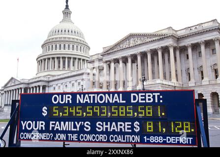 Il Concord Coalition National Debt Clock contando il debito nazionale federale in mostra fuori dal Campidoglio degli Stati Uniti a Capitol Hill, 27 febbraio 1997 a Washington, D.C. l'orologio, partì per un tour di 30 stati per promuovere l'emendamento del bilancio bilanciato. Foto Stock