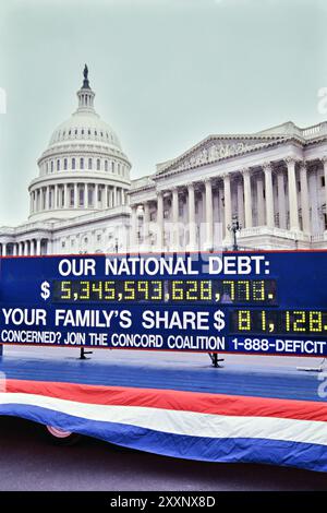 Il Concord Coalition National Debt Clock contando il debito nazionale federale in mostra fuori dal Campidoglio degli Stati Uniti a Capitol Hill, 27 febbraio 1997 a Washington, D.C. l'orologio, partì per un tour di 30 stati per promuovere l'emendamento del bilancio bilanciato. Foto Stock