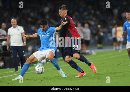 Napoli, Italia, 25 agosto ,2024 Giovanni Simeone della SSC Napoli compete per il pallone con Juan Miranda del Bologna FC durante la serie A Enilive tra SSC Napoli vs Bologna FC calcio :Agostino Gemito/ Alamy Live News Foto Stock