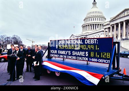 U. Il rappresentante Billy Tauzin, R-LA, parla ai media di fronte al Concord Coalition National Debt Clock fuori dal Campidoglio degli Stati Uniti a Capitol Hill, 27 febbraio 1997 a Washington, D.C. l'orologio, partì per un tour di 30 stati per promuovere l'emendamento del bilancio bilanciato. Foto Stock