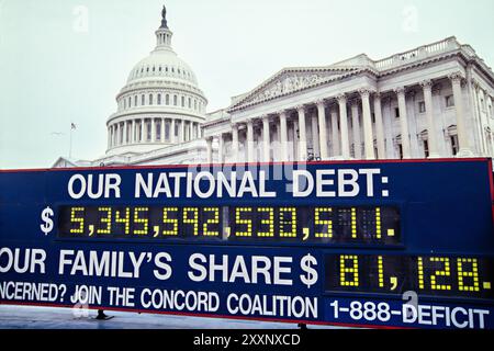 Il Concord Coalition National Debt Clock contando il debito nazionale federale in mostra fuori dal Campidoglio degli Stati Uniti a Capitol Hill, 27 febbraio 1997 a Washington, D.C. l'orologio, partì per un tour di 30 stati per promuovere l'emendamento del bilancio bilanciato. Foto Stock