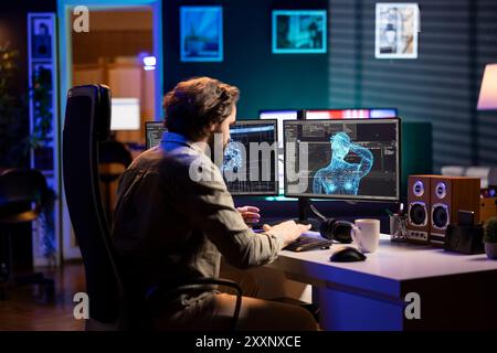 Software remoto per lo sviluppo di lavoratori che salutano l'entità dell'intelligenza artificiale con corpo antropomorfo. Libero PROFESSIONISTA IT che usa il computer per chattare con robot ai in forma umanoide facendo un gesto della mano ondulato Foto Stock