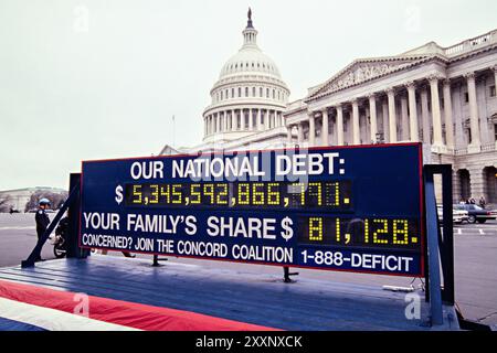 Il Concord Coalition National Debt Clock contando il debito nazionale federale in mostra fuori dal Campidoglio degli Stati Uniti a Capitol Hill, 27 febbraio 1997 a Washington, D.C. l'orologio, partì per un tour di 30 stati per promuovere l'emendamento del bilancio bilanciato. Foto Stock