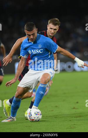 Napoli, Italia, 25 agosto ,2024 Stefan Posch del Bologna FC compete per il pallone con Alessandro Buongiorno della SSC Napoli durante la serie A Enilive tra SSC Napoli vs Bologna FC calcio :Agostino Gemito/ Alamy Live News Foto Stock