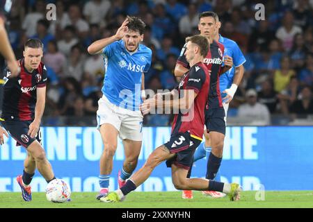 Napoli, Italia, 25 agosto ,2024 Khvicha Kvaratskhelia della SSC Napoli compete per il pallone con Stefan Posch del Bologna FC durante la serie A Enilive tra SSC Napoli vs Bologna FC calcio :Agostino Gemito/ Alamy Live News Foto Stock