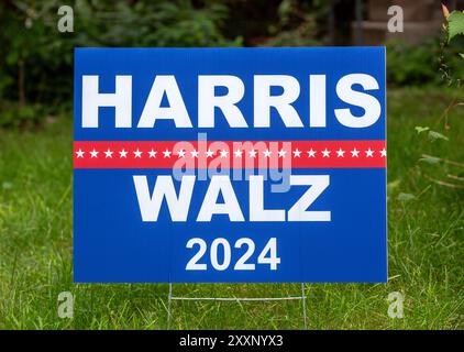 2024 firma per le elezioni presidenziali degli Stati Uniti per il vicepresidente democratico Kamala Harris e il governatore del Minnesota Tim Walz Foto Stock