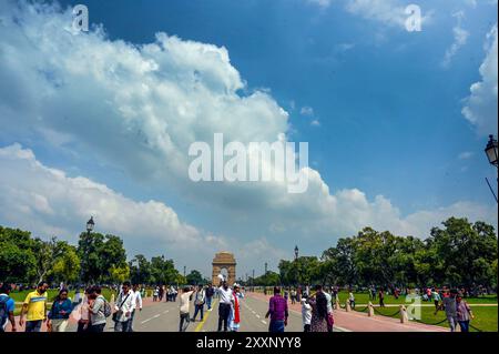 Nuova Delhi, India. 25 agosto 2024. NUOVA DELHI, INDIA - AGOSTO 25: Le nuvole sorvolano India Gate, il 25 agosto 2024 a nuova Delhi, India. (Foto di Sanjeev Verma/Hindustan Times/Sipa USA ) credito: SIPA USA/Alamy Live News Foto Stock