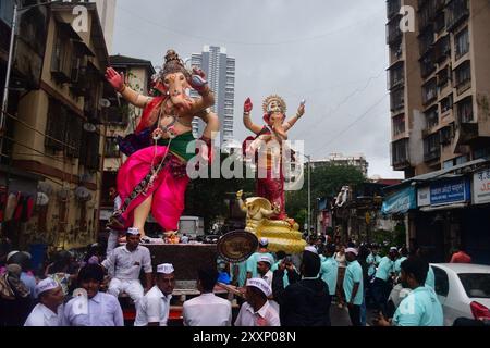 Mumbai, India. 25 agosto 2024. MUMBAI, INDIA - AGOSTO 25: I devoti portano un idolo di Lord Ganesha in un panda dal laboratorio Ganesh di Mumbai in vista del Ganesh Chaturthi Festival, il 25 agosto 2024 a Mumbai, India. (Foto di Bhushan Koyande/Hindustan Times/Sipa USA ) crediti: SIPA USA/Alamy Live News Foto Stock