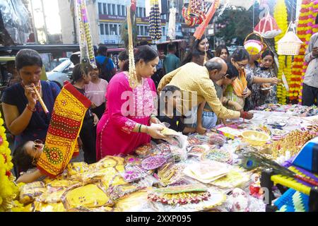 Patna, India. 25 agosto 2024. PATNA, INDIA - AGOSTO 25: Persone che acquistano beni puja prima del festival Shri Krishna Janmashtami a Boring Road il 25 agosto 2024 a Patna, India. (Foto di Santosh Kumar/Hindustan Times/Sipa USA ) credito: SIPA USA/Alamy Live News Foto Stock