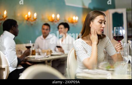 Donna sola al ristorante Foto Stock