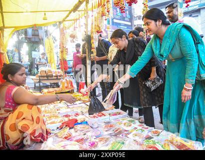 Patna, India. 25 agosto 2024. PATNA, INDIA - AGOSTO 25: Ragazze che acquistano prodotti puja prima del festival Shri Krishna Janmashtami a Boring Road il 25 agosto 2024 a Patna, India. (Foto di Santosh Kumar/Hindustan Times/Sipa USA ) credito: SIPA USA/Alamy Live News Foto Stock