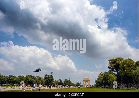 Nuova Delhi, India. 25 agosto 2024. NUOVA DELHI, INDIA - AGOSTO 25: Le nuvole sorvolano India Gate, il 25 agosto 2024 a nuova Delhi, India. (Foto di Sanjeev Verma/Hindustan Times/Sipa USA ) credito: SIPA USA/Alamy Live News Foto Stock