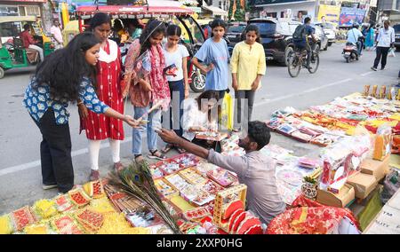 Patna, India. 25 agosto 2024. PATNA, INDIA - AGOSTO 25: Ragazze che acquistano prodotti puja prima del festival Shri Krishna Janmashtami a Boring Road il 25 agosto 2024 a Patna, India. (Foto di Santosh Kumar/Hindustan Times/Sipa USA ) credito: SIPA USA/Alamy Live News Foto Stock
