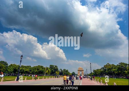 Nuova Delhi, India. 25 agosto 2024. NUOVA DELHI, INDIA - AGOSTO 25: Le nuvole sorvolano India Gate, il 25 agosto 2024 a nuova Delhi, India. (Foto di Sanjeev Verma/Hindustan Times/Sipa USA ) credito: SIPA USA/Alamy Live News Foto Stock