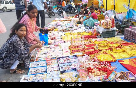Patna, India. 25 agosto 2024. PATNA, INDIA - AGOSTO 25: Ragazze che acquistano prodotti puja prima del festival Shri Krishna Janmashtami a Boring Road il 25 agosto 2024 a Patna, India. (Foto di Santosh Kumar/Hindustan Times/Sipa USA ) credito: SIPA USA/Alamy Live News Foto Stock