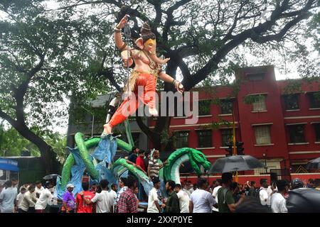 Mumbai, India. 25 agosto 2024. MUMBAI, INDIA - AGOSTO 25: I devoti portano un idolo di Lord Ganesha in un panda dal laboratorio Ganesh di Mumbai in vista del Ganesh Chaturthi Festival, il 25 agosto 2024 a Mumbai, India. (Foto di Bhushan Koyande/Hindustan Times/Sipa USA ) crediti: SIPA USA/Alamy Live News Foto Stock