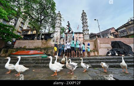 Mumbai, India. 25 agosto 2024. MUMBAI, INDIA - AGOSTO 25: Govinda rivelatore di Pimpleshwar Mitra Mandal forma la piramide umana mentre si pratica per il prossimo festival 'Dahi Handi' a Banganga, Walkeshwar, il 25 agosto 2024 a Mumbai, India. (Foto di Anshuman Poyrekar/Hindustan Times/Sipa USA ) crediti: SIPA USA/Alamy Live News Foto Stock