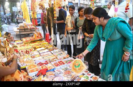 Patna, India. 25 agosto 2024. PATNA, INDIA - AGOSTO 25: Ragazze che acquistano prodotti puja prima del festival Shri Krishna Janmashtami a Boring Road il 25 agosto 2024 a Patna, India. (Foto di Santosh Kumar/Hindustan Times/Sipa USA ) credito: SIPA USA/Alamy Live News Foto Stock