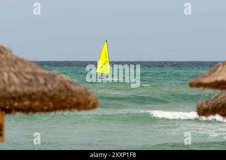 Ombrelloni a CAN Picafort Maiorca. Foto Stock