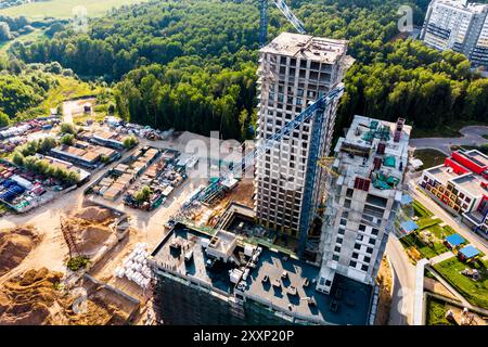 Vista dall'alto della costruzione di un edificio a più piani in un complesso residenziale Foto Stock