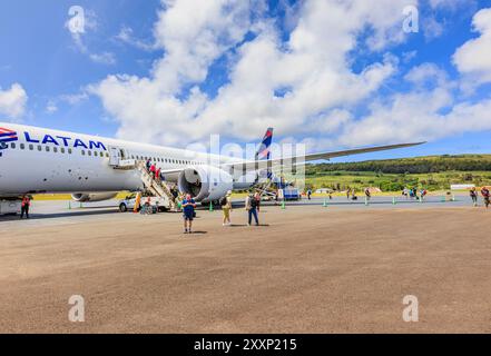 I passeggeri che arrivano all'aeroporto internazionale di Mataveri (Aeroporto Isla de Pascua) sbarcano da un Dreamliner 787 LATAM, Isola di Pasqua (Rapa Nui), Cile Foto Stock