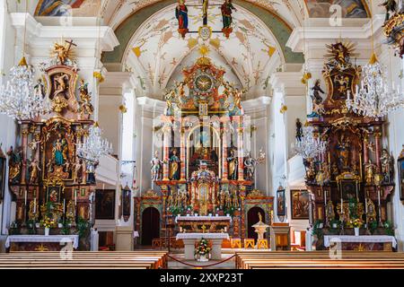 Arco e altare di Pfarrkirche St. Leonhard (chiesa parrocchiale di St. Leonard) a Mittersill, un villaggio nella regione Pinzgau delle Alpi, Austria Foto Stock