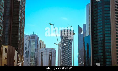 Una vista della città di Doha e dell'area sul lungomare durante una giornata di sole. Foto di alta qualità Foto Stock