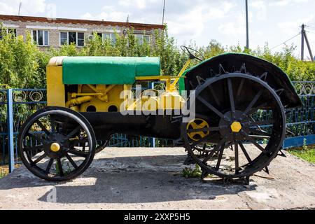 Un vecchio design del trattore sovietico SHTZ 15-30, montato su un piedistallo come monumento. Regione di Kaluga, Russia Foto Stock