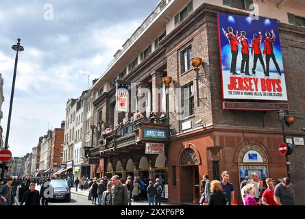 London, Regno Unito - 22 Aprile 2012: Jersey Boys , Prince Edward Theatre, basata sulla musica di Frankie Valli & The Four Seasons è il più Foto Stock