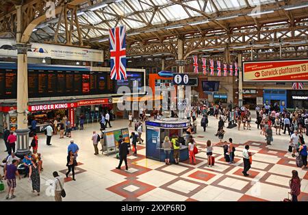 Londra, Regno Unito - 17 luglio 2013: All'interno della storica stazione ferroviaria Victoria, Londra Regno Unito. Foto Stock