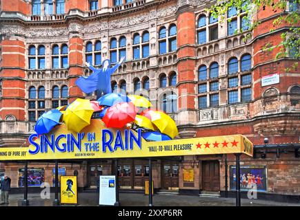 Londra, Regno Unito - 219 aprile 2012: Cantare nella produzione musicale Rain al Palace Theatre nel West End di Londra riceve cinque stelle Foto Stock