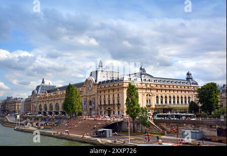 Parigi, Francia - 26 Luglio 2013: il Musee D'Orsai Galleria d'Arte e Museo, costruito sulle rive del fiume Senna in estate. Foto Stock