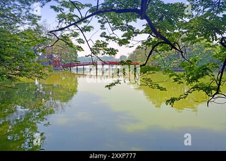 Hanoi, Vietnam - 14 aprile 2015; le incredibili acque verdi del famoso lago Hoan Kiem in primavera nel centro di Hanoi, Vietnam Foto Stock