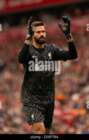 Anfield, Liverpool domenica 25 agosto 2024. Alisson Becker del Liverpool durante la partita di Premier League tra Liverpool e Brentford ad Anfield, Liverpool, domenica 25 agosto 2024. (Foto: Steven Halliwell | mi News) crediti: MI News & Sport /Alamy Live News Foto Stock