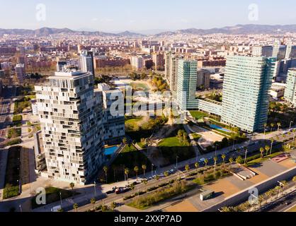 Vista aerea della Diagonal Mar i el Front Maritim del Poblenou, Barcellona Foto Stock