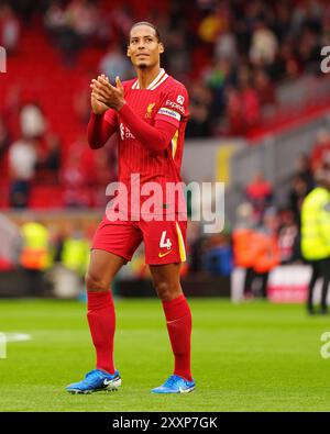 Anfield, Liverpool domenica 25 agosto 2024. Virgil van Dijk del Liverpool applaude i suoi tifosi dopo la partita di Premier League tra Liverpool e Brentford ad Anfield, Liverpool, domenica 25 agosto 2024. (Foto: Steven Halliwell | mi News) crediti: MI News & Sport /Alamy Live News Foto Stock