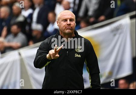 Londra, Regno Unito. 24 agosto 2024. Sean Dyche, il manager dell'Everton reagisce. Partita di Premier League, Tottenham Hotspur contro Everton allo stadio Tottenham Hotspur di Londra sabato 24 agosto 2024. Questa immagine può essere utilizzata solo per scopi editoriali. Foto per uso editoriale di Sandra Mailer/Andrew Orchard fotografia sportiva/Alamy Live news Credit: Andrew Orchard fotografia sportiva/Alamy Live News Foto Stock