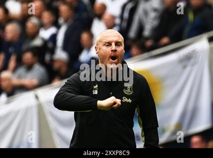 Londra, Regno Unito. 24 agosto 2024. Sean Dyche, il manager dell'Everton reagisce. Partita di Premier League, Tottenham Hotspur contro Everton allo stadio Tottenham Hotspur di Londra sabato 24 agosto 2024. Questa immagine può essere utilizzata solo per scopi editoriali. Foto per uso editoriale di Sandra Mailer/Andrew Orchard fotografia sportiva/Alamy Live news Credit: Andrew Orchard fotografia sportiva/Alamy Live News Foto Stock