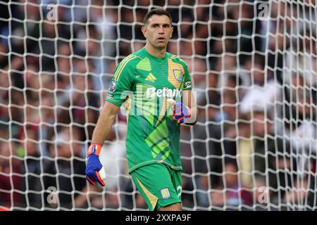 Birmingham, Regno Unito. 24 agosto 2024. Emiliano Martinez, il portiere dell'Aston Villa guarda avanti. Partita di Premier League, Aston Villa contro Arsenal al Villa Park di Birmingham sabato 24 agosto 2024 questa immagine può essere utilizzata solo per scopi editoriali. Solo per uso editoriale, foto di Andrew Orchard/Andrew Orchard fotografia sportiva/Alamy Live news credito: Andrew Orchard fotografia sportiva/Alamy Live News Foto Stock