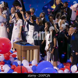 CHICAGO, Ill. – 22 agosto 2024: La candidata presidenziale democratica Kamala Harris viene vista sul palco con i sostenitori alla Convention Nazionale Democratica. Foto Stock