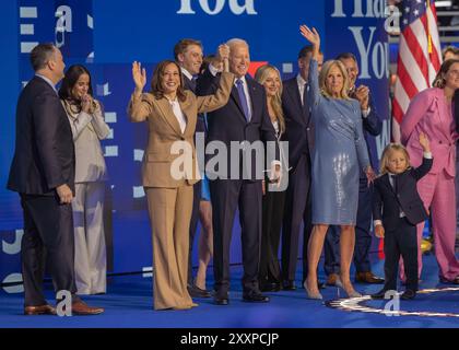 CHICAGO, Ill. - 19 agosto 2024: Kamala Harris, Joe Biden e Jill Biden appaiono con i membri della famiglia Biden alla Convention Nazionale Democratica. Foto Stock