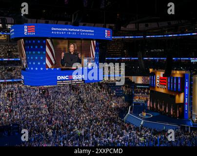 CHICAGO, Ill. - 22 agosto 2024: La candidata democratica alla presidenza Kamala Harris si rivolge alla Convention nazionale democratica del 2024 allo United Center. Foto Stock