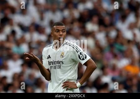 Madrid, spagnolo. 25 agosto 2024. Madrid, Spagna; 08.25.2024.- Mbappe gioca la sua prima partita allo stadio Santiago Bernabeu senza segnare gol. Real Madrid vs Real Valladolid 2° giorno della Football League spagnola. Punteggio finale 3-0 con gol di Federico Valverde 50', Brahim Díaz 88' e Endrick Felipe 90' 6'. Prima partita giocata da Mbappe al Santiago Bernabéu, così come Endrick, che segnò il suo primo gol in questo stadio. Crediti: Juan Carlos Rojas/dpa/Alamy Live News Foto Stock