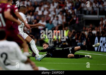 Madrid, spagnolo. 25 agosto 2024. Madrid, Spagna; 08.25.2024.- Valladolid goalkkeper Karl Jakob Hein. Real Madrid vs Real Valladolid 2° giorno della Football League spagnola. Punteggio finale 3-0 con gol di Federico Valverde 50', Brahim Díaz 88' e Endrick Felipe 90' 6'. Prima partita giocata da Mbappe al Santiago Bernabéu, così come Endrick, che segnò il suo primo gol in questo stadio. Crediti: Juan Carlos Rojas/dpa/Alamy Live News Foto Stock